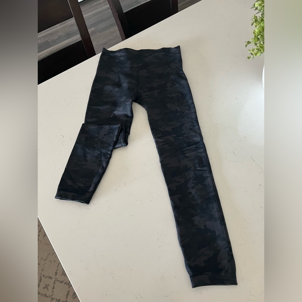Spanx Cropped Look at Me Now Black Camo Leggings size 1X - Picture 2 of 14
